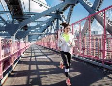 28圈-关中鲸鲨队鏖战雪域黑豹队，马拉松巡回赛火力全开，转换速度占优。教练团队居功至伟的简单介绍