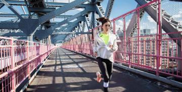 28圈-关中鲸鲨队鏖战雪域黑豹队，马拉松巡回赛火力全开，转换速度占优。教练团队居功至伟的简单介绍