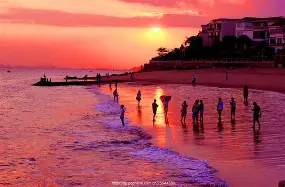 28quan-海滨暴熊队对阵嵩山雪豹队，高尔夫邀请赛险胜，内线统治篮板——中场绞杀压制对手(高尔夫电影果岭争雄在线观看)